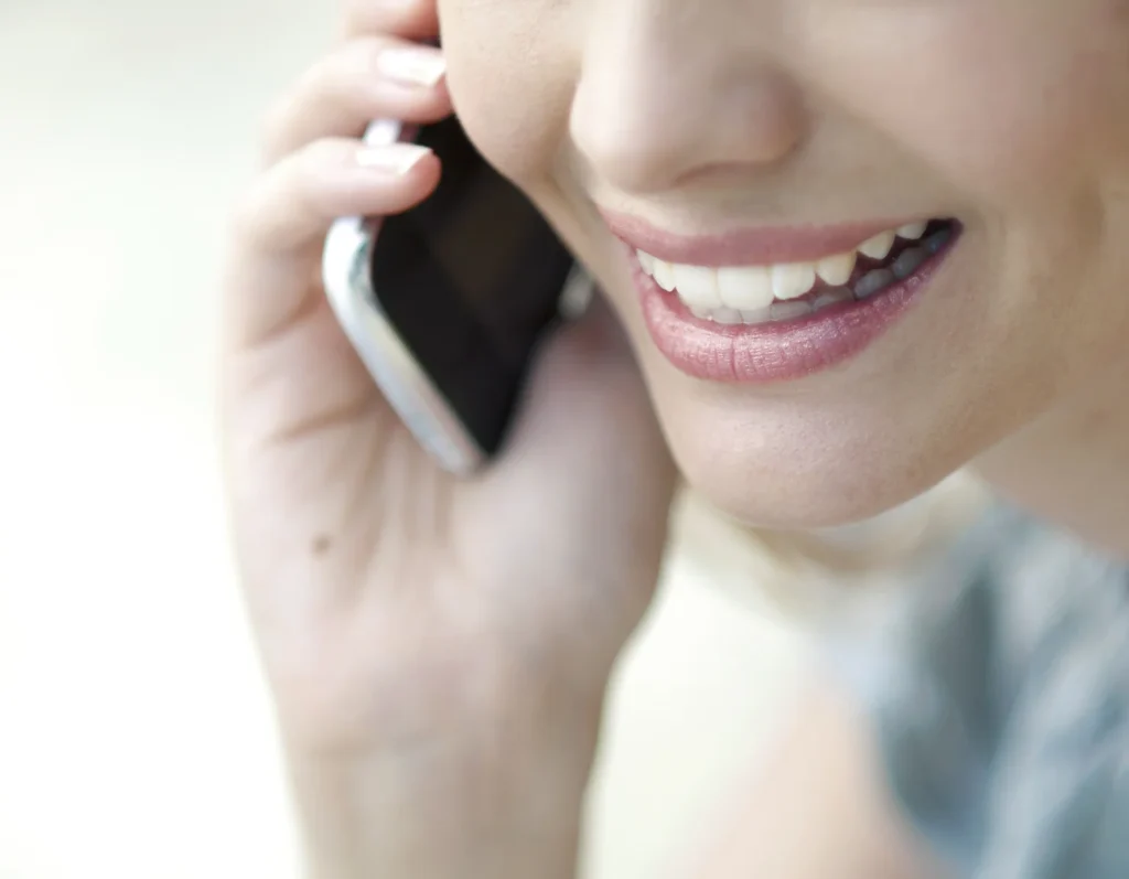 Perone che parla al telefono dell'energia rinnovabile e del progetto del sito www.diventagreen.com