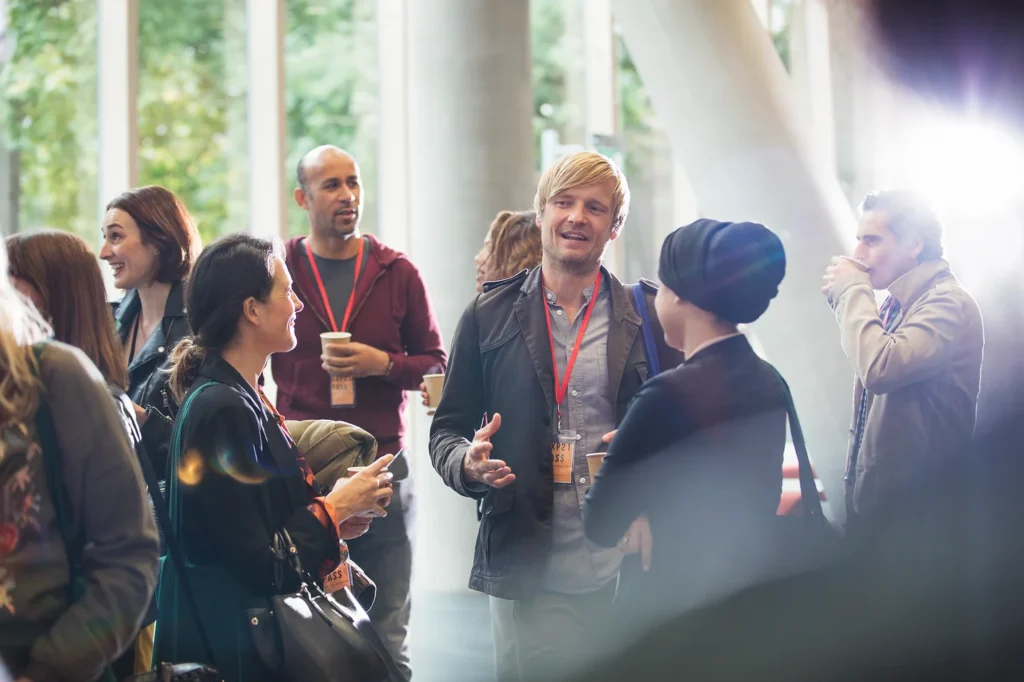 Persone a un incontro di network marketing di settore energie rinnovabili