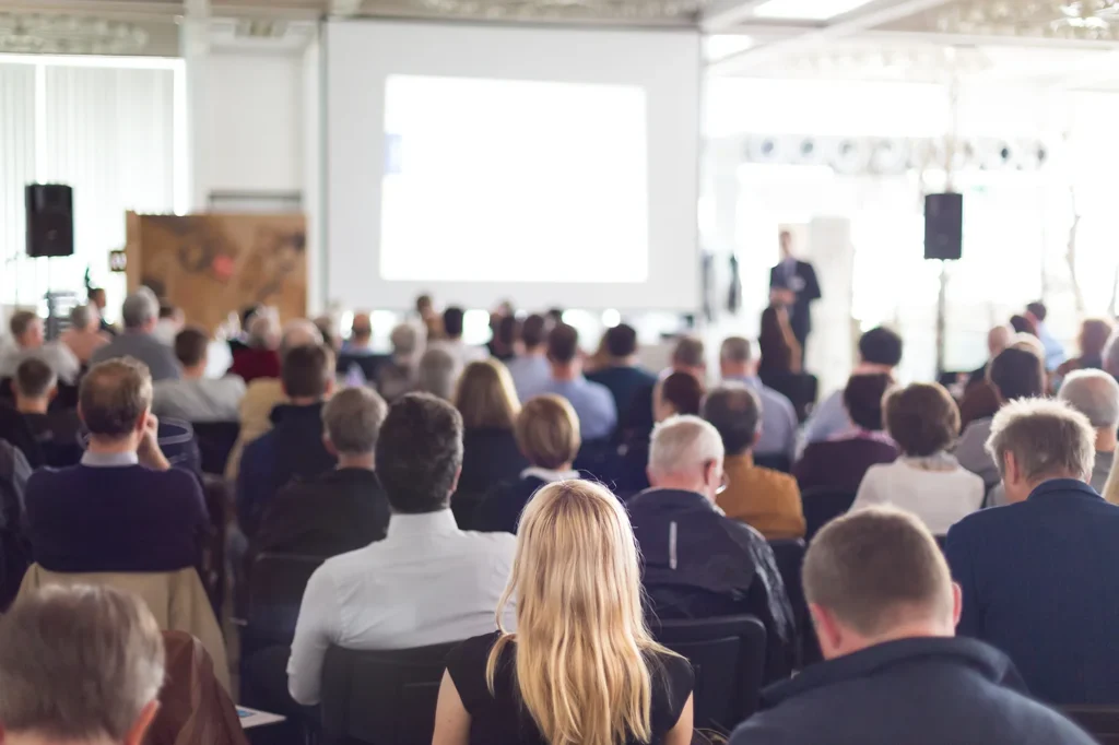Persone a una formazione di network marketing sulle energie rinnovabili